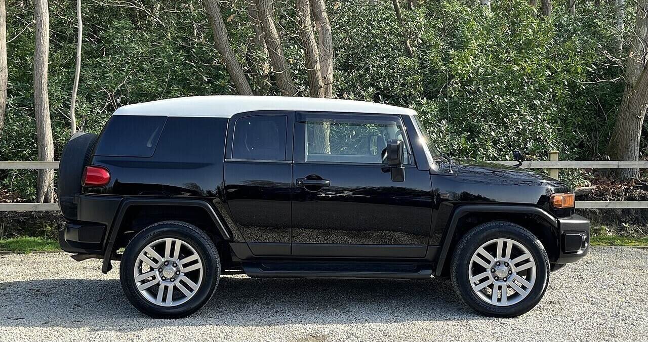 Toyota FJ Cruiser side profile, black with white roof